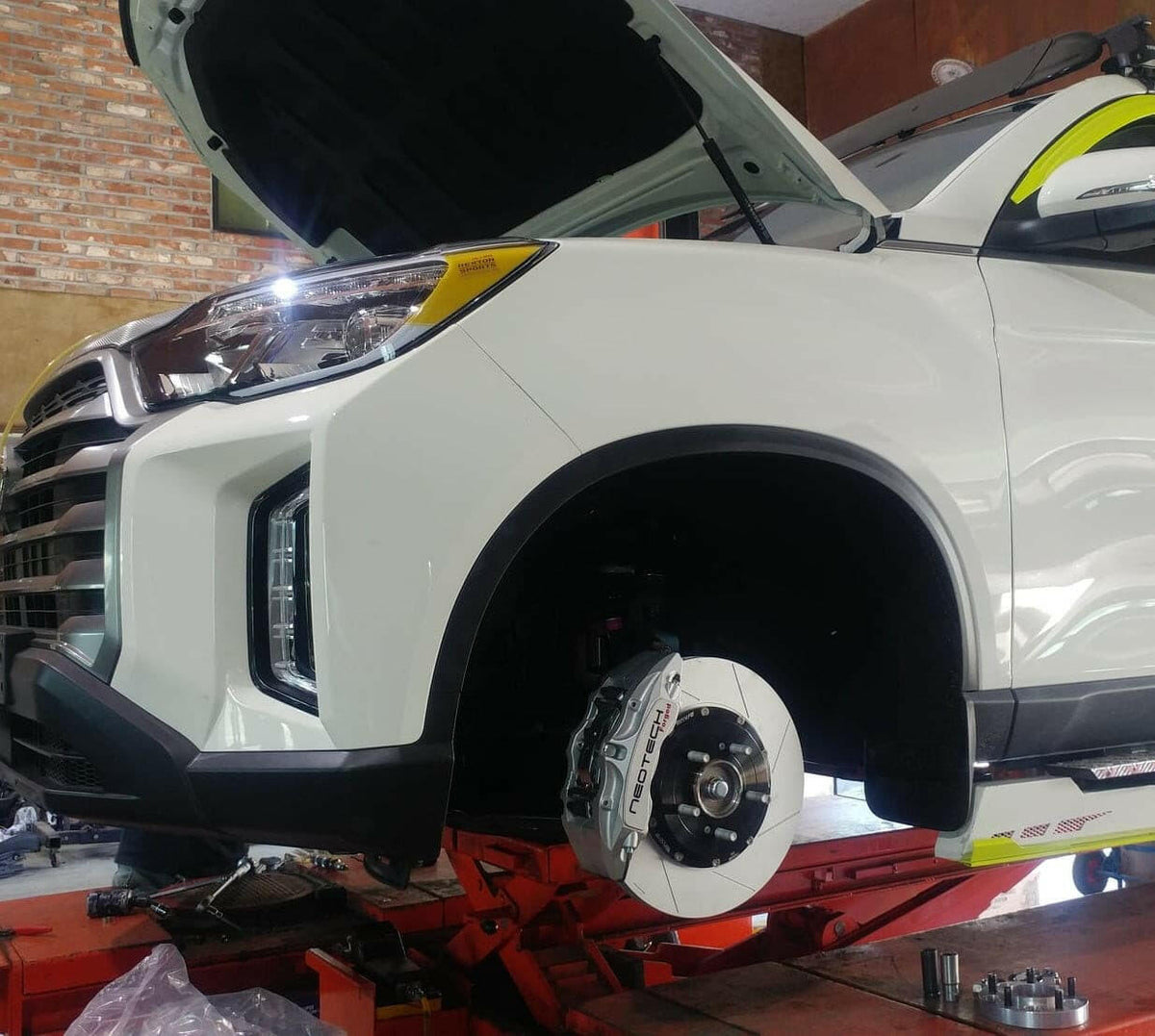 NeoTech 6 Piston Front Brake Kit for KGM SsangYong Musso & Rexton, view 7